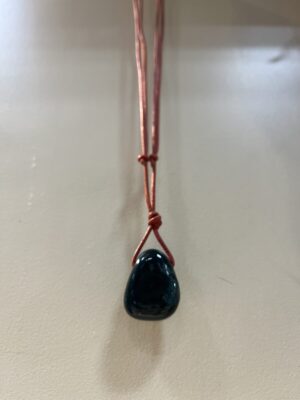 Trommelstein gebohrt "Heliotrop"